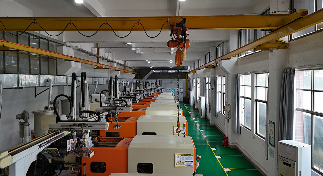 معدات ورشة عمل ضخمة